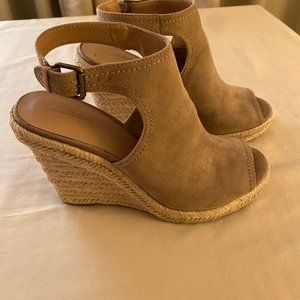 Universal Thread Size 8 Tan Suede Wedgies